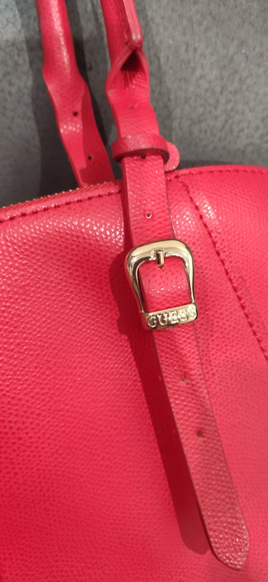 Дамска чанта на Guess