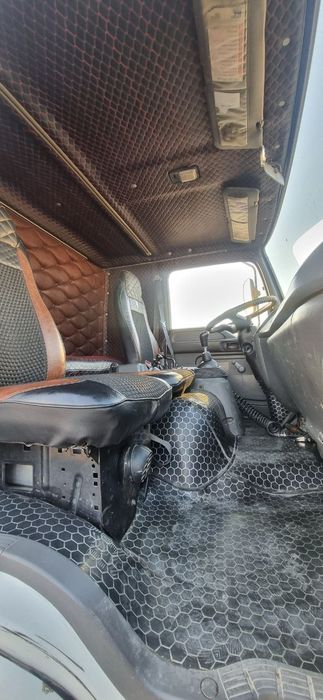 Isuzu yuk mashinasi sotiladi.