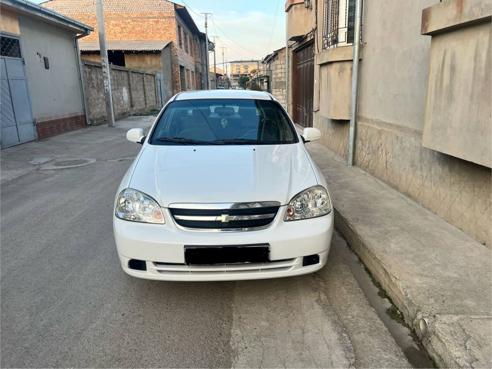 Lacetti 1.8 sotiladi