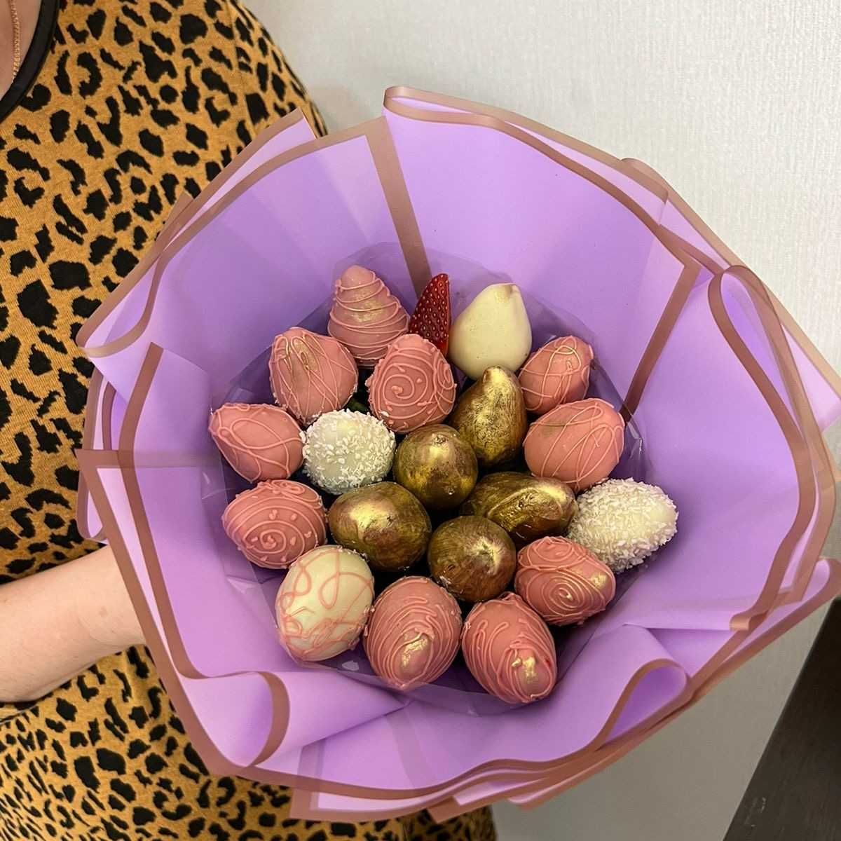 Букеты из сухофруктов клубника финики в шоколаде Астана