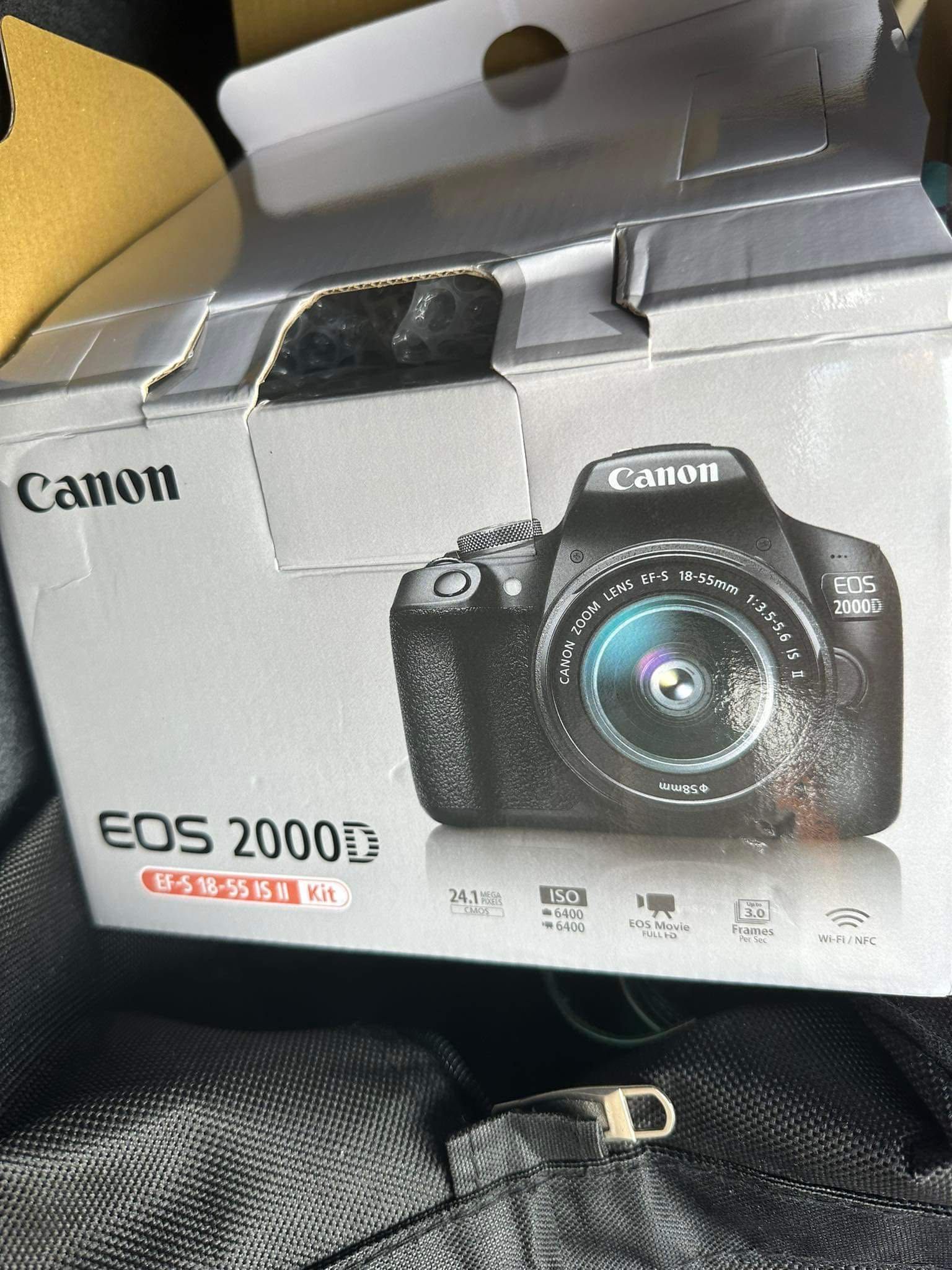 Vând aparat de fotografiat nou Canon EOS 2000D