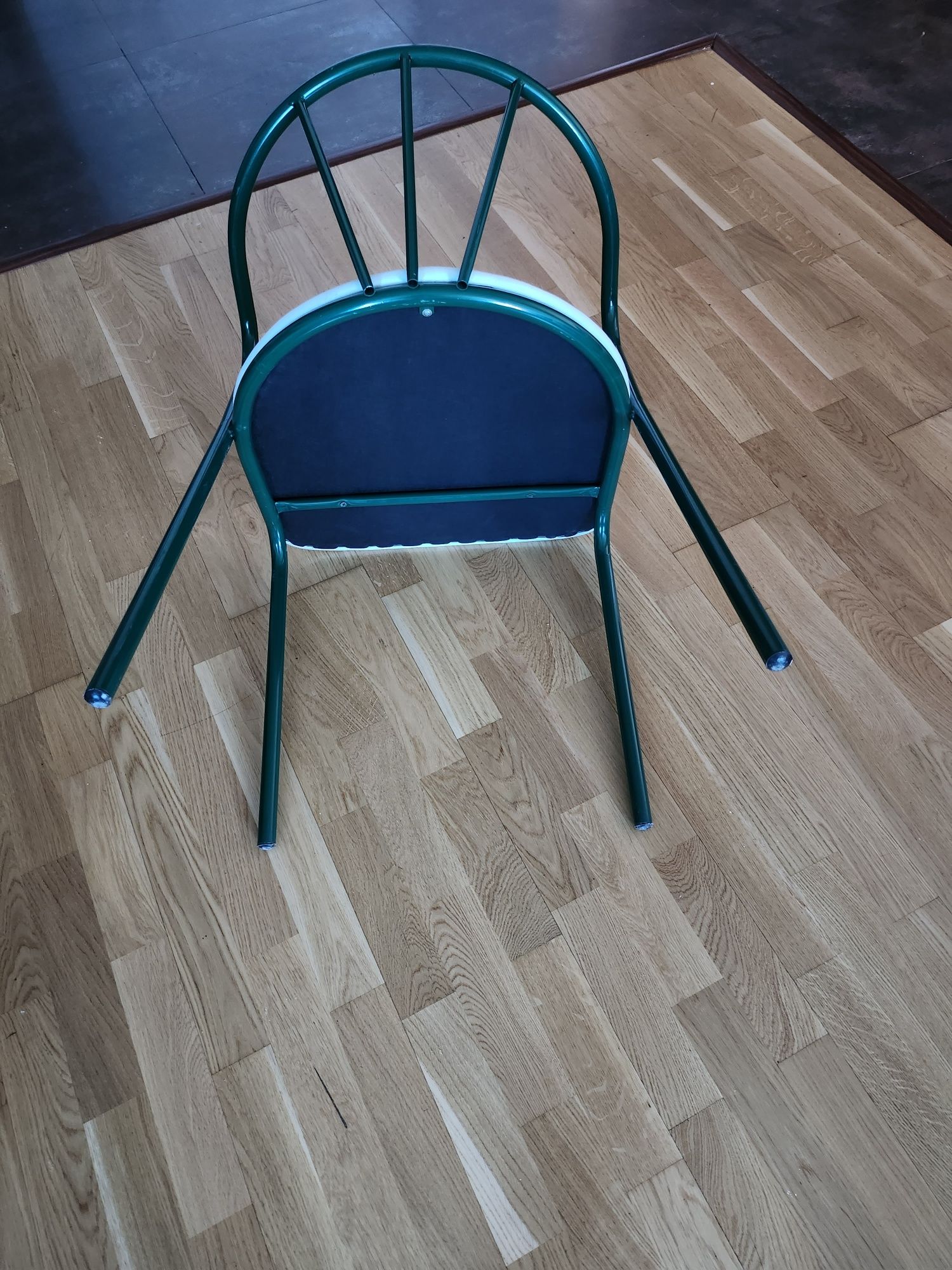 Новые стулья нежно салатового цвета со съёмными подушками на спинке
