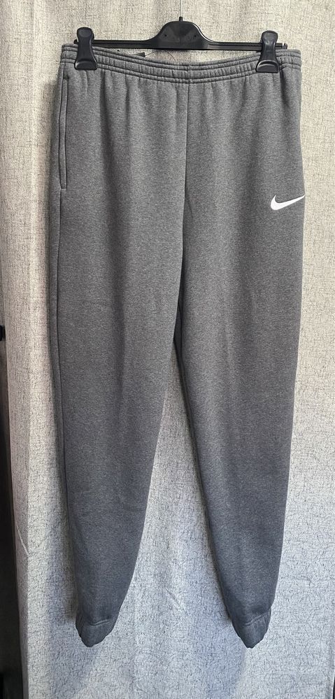 Pantaloni Nike L