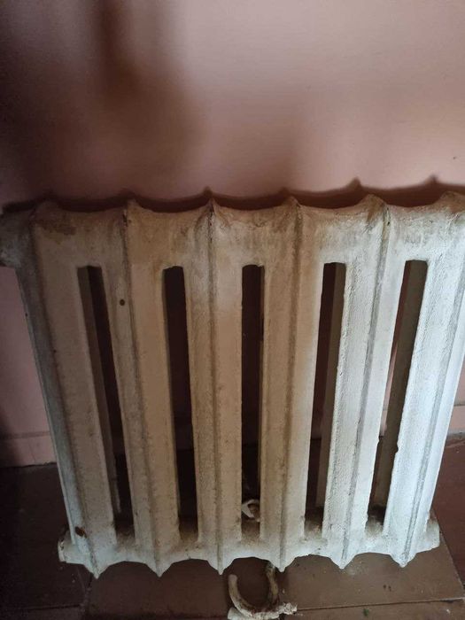 чугунная батарея 6 секций, требующая чистки или реставрации