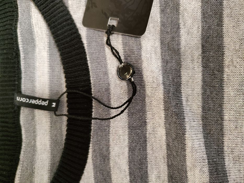 Чисто нов тъничък пуловер подходящ за сезона