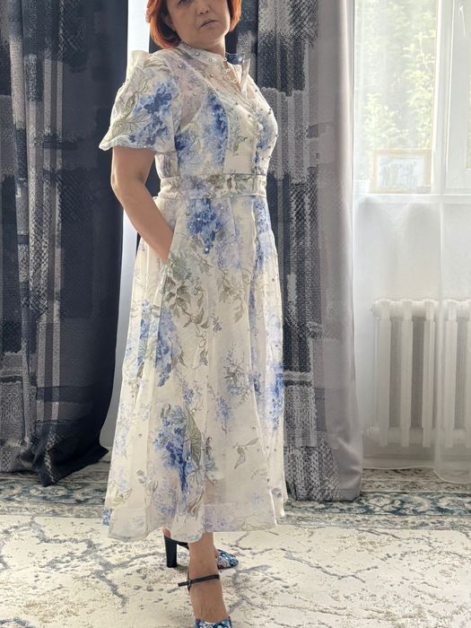 Вечерние платье голубого цвета