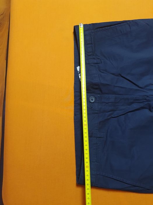 Pantaloni bleumarin, nou-nouți