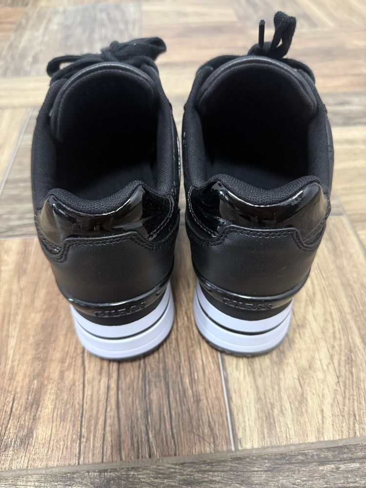 Продавам сникърси GUESS. Само пробвани, размер 41