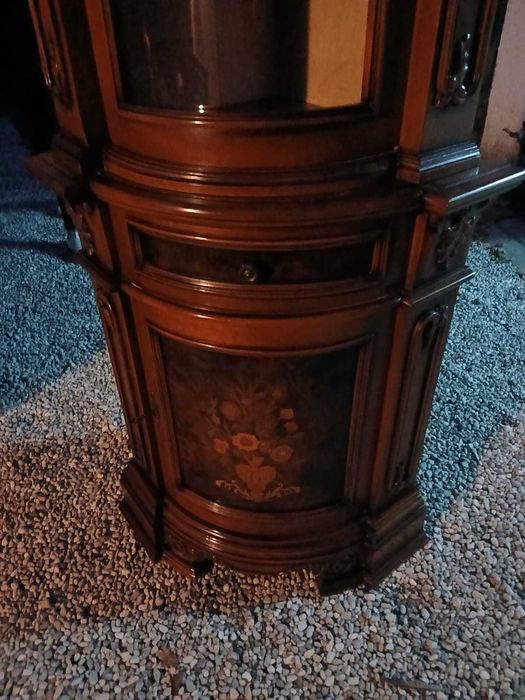 Vitrina Barocc pe Colt