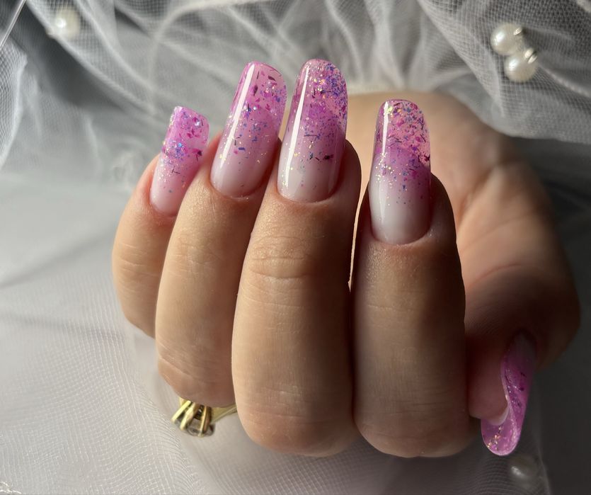 Realizez manichiura cu gel, semipermanenta, pedichiura