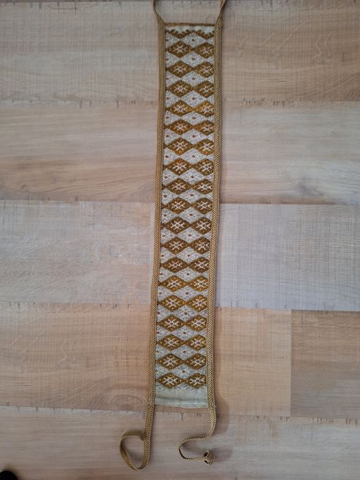 Vand urgent costum national compus din ie,sorturi,poale si bete