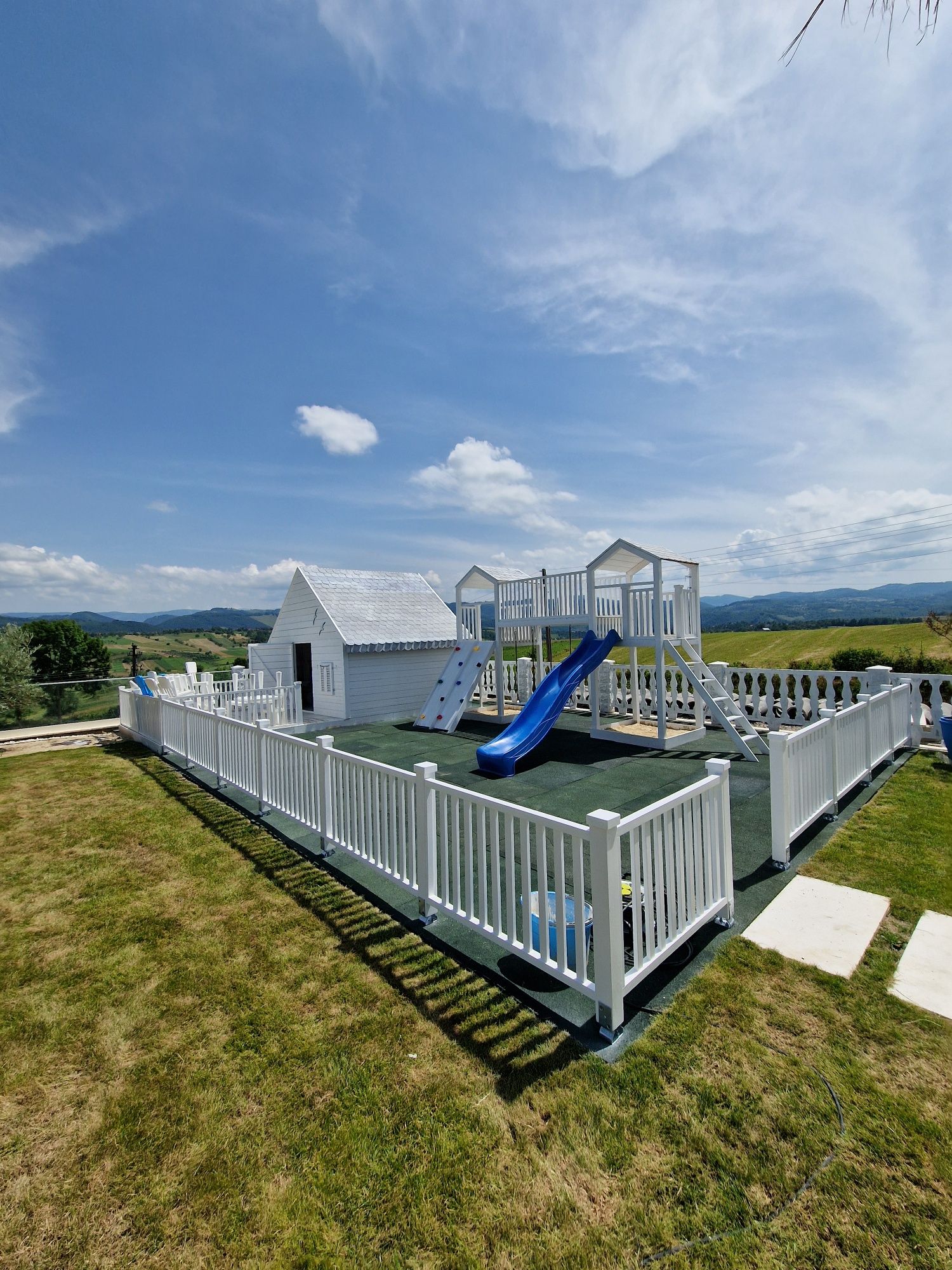 Loc de joaca pentru copii, casuta loc de joaca, mobilier exterior
