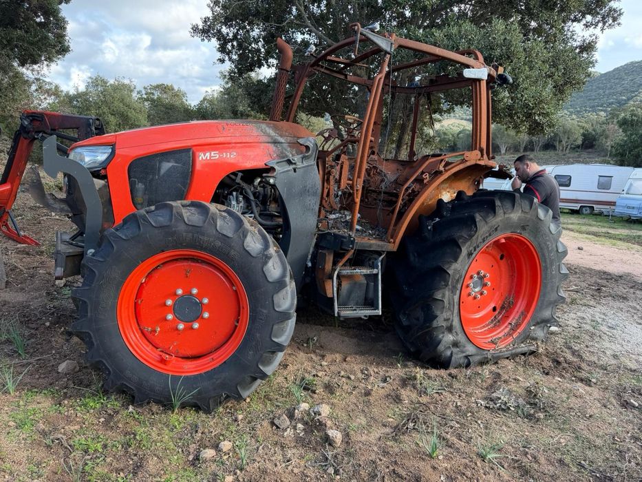 Kubota M5-112 – pentru piese / avariat după incendiu

Vând tractor Kub