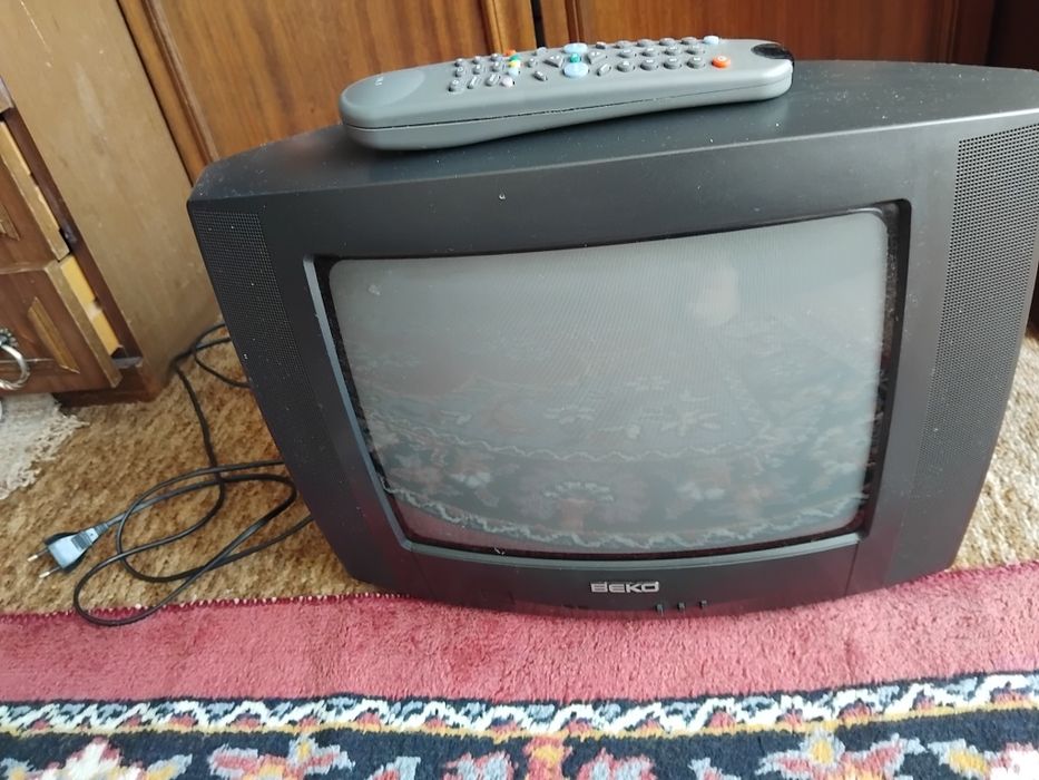 Продавам работещ стар телевизор