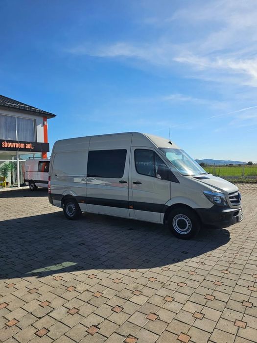 Mercedes-Benz Sprinter 316 CDI Model 2018 Climă Comenzi pe volan Pilot automat Navigație Mare Încălzire scaun șofer Scaun pe pernă aer Cameră video pe marșalier Banchetă 3 Locuri Rafturi metalice Mercedes Sprinter 316 CDI An Model 2018 Climă Comenzi volan