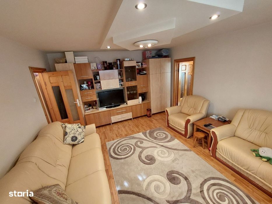 COMISION 0 Ap. 3 camere, semidecomandat, 67 mp. utili, Et. 1,M 11.