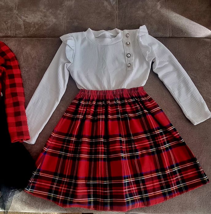 Лот от две коледни роклички 140р-р Цената е за двете роклички.