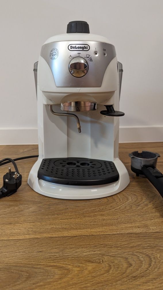 Кафемашна DeLonghi EC221.W