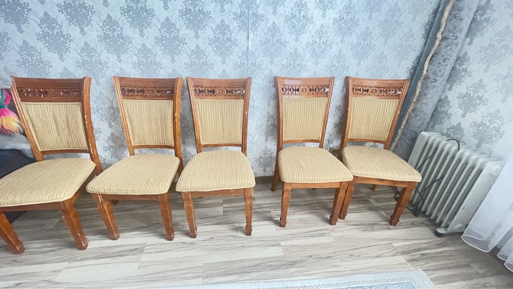 Продам стол и стулья гостиные