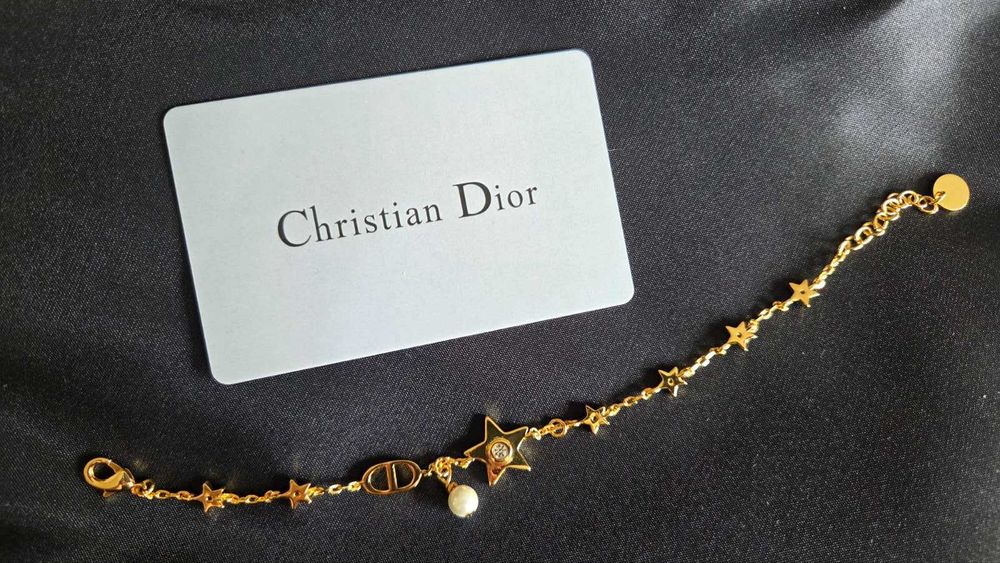 Dior Красива гривна която привлича погледите .