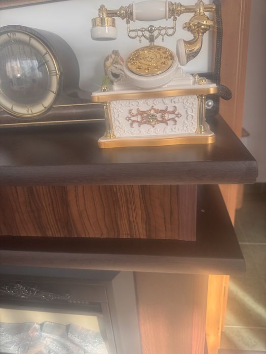 Телефон с вградена музикална кутия с античен дизайн.