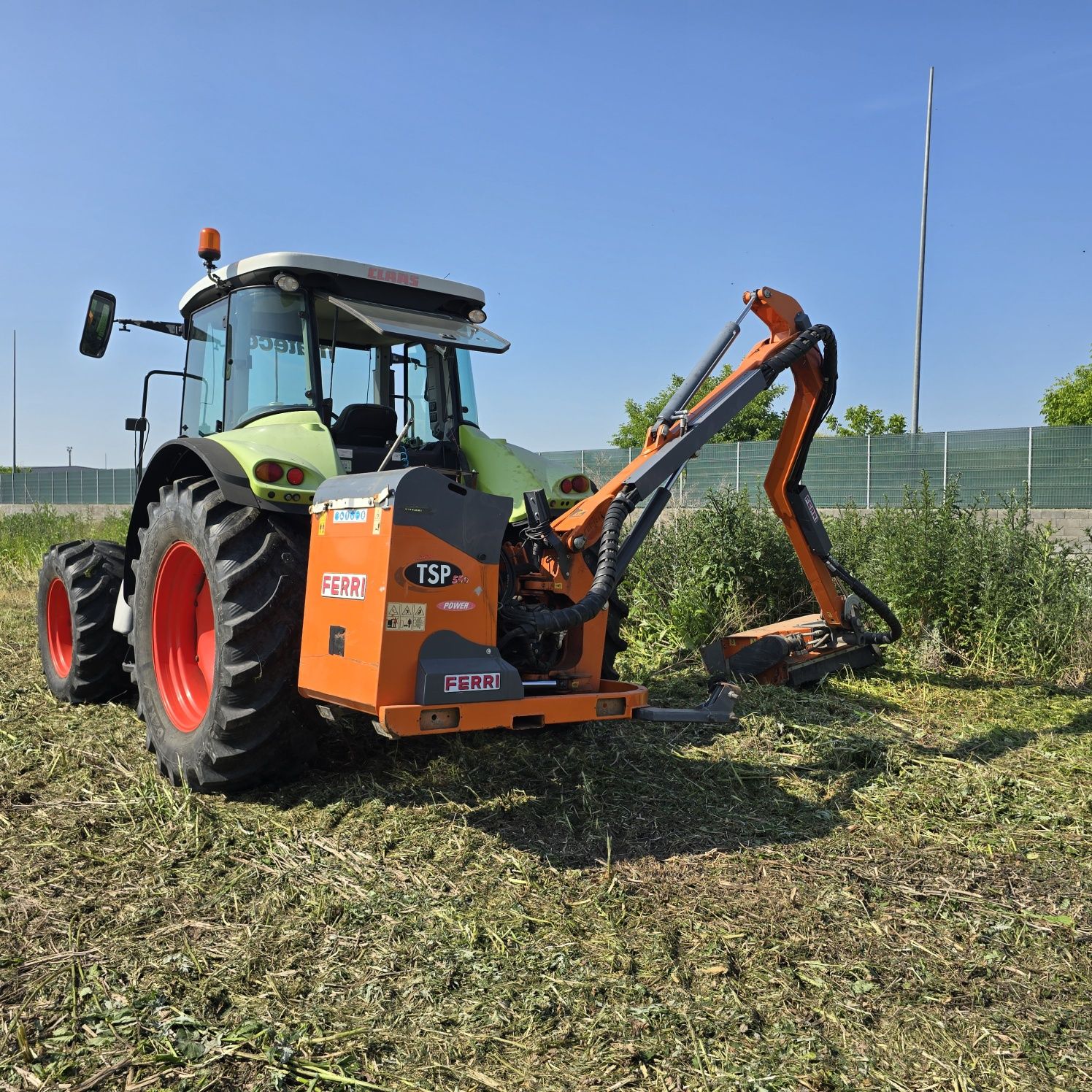Curătare,tocare vegetație acostament, combatere ambrozia