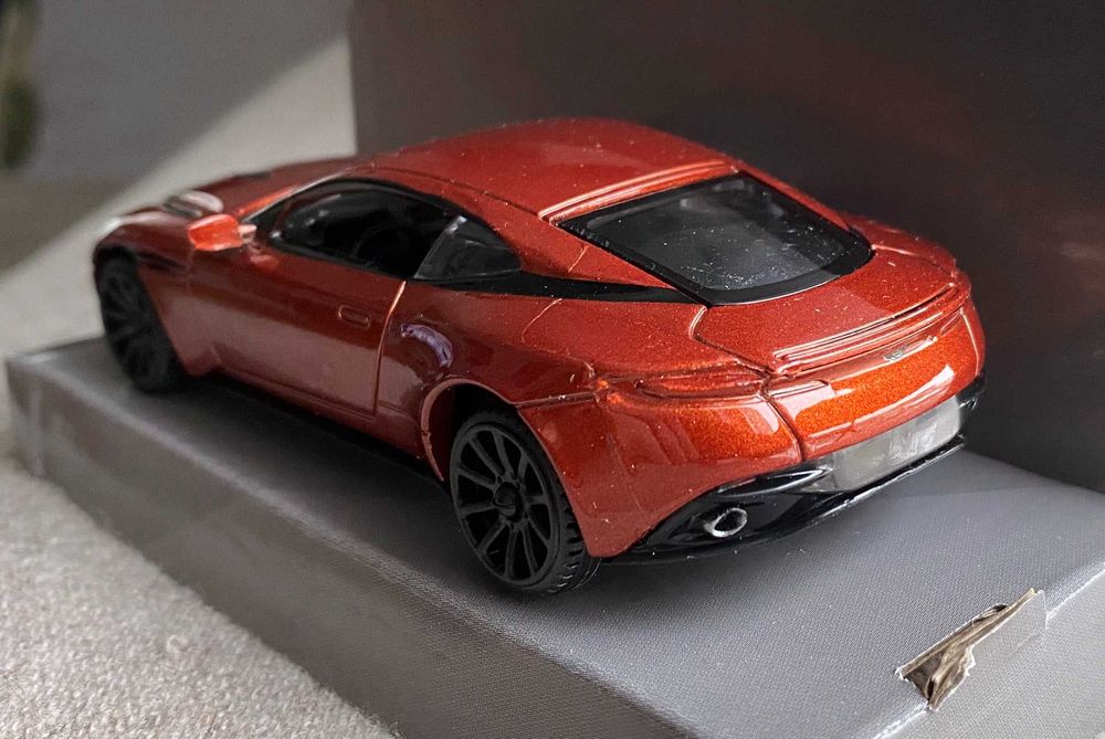 Macheta Aston Martin Db11 1 43 - noua la cutie - metal