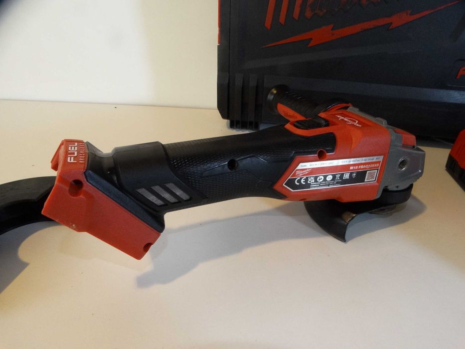 Milwaukee M18 FSAG 125 XB със 5 Ah и зарядно  - Акумулаторен ъглошлайф