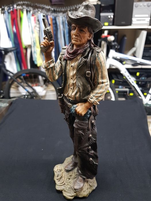 Оригинални статуи на Даниел монфорд