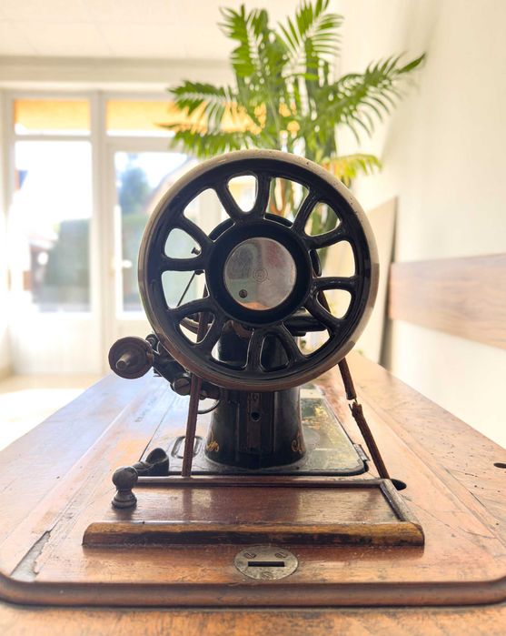 Mașină de Cusut Antică Wartburg Familia, Cu Masă Fontă, Decor Vintage