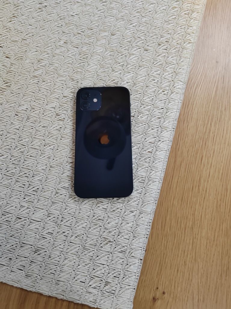 Продавам iPhone 12 64GB