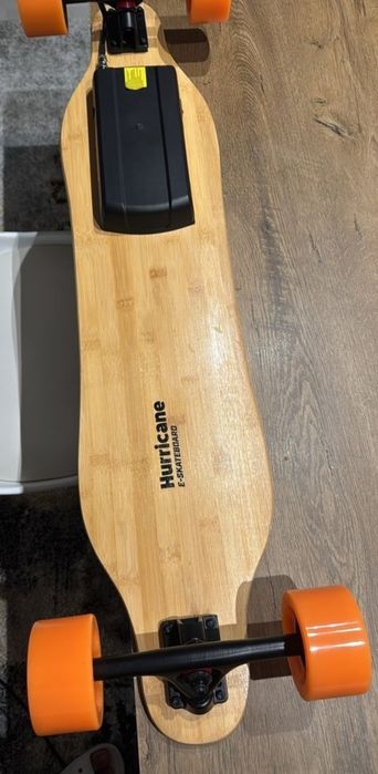Skateboard electric cu telecomanda și încărcător nou in cutie