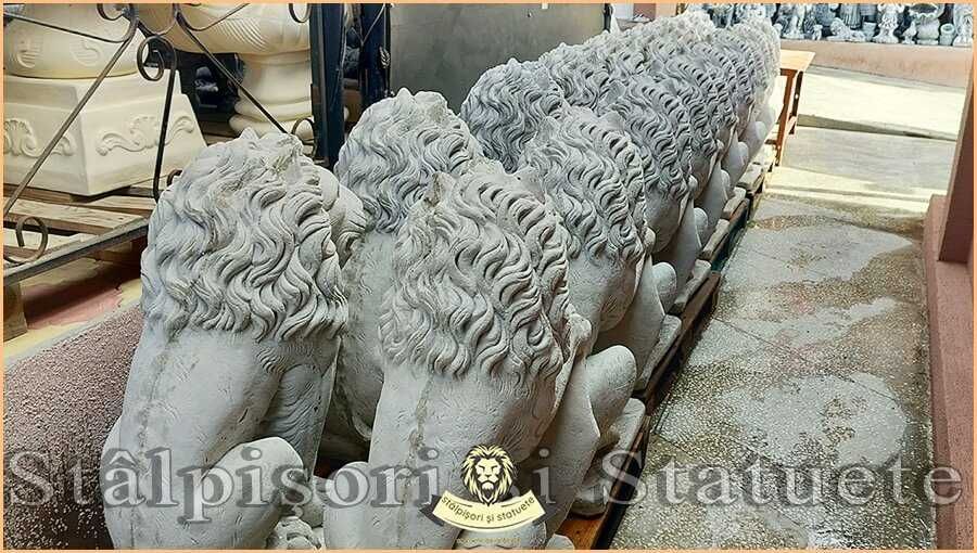 Statuetă leu mare cu blazon, gri patinat, model S1.