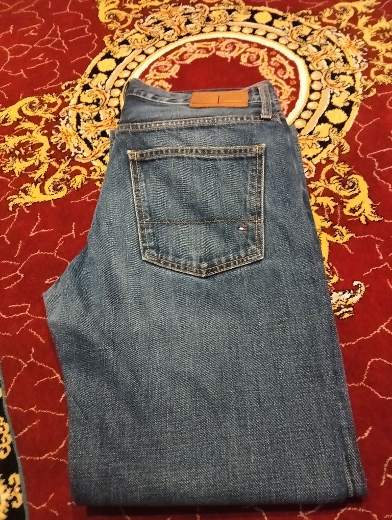 Blugi Tommy Hilfiger ,dama,mărime L! Preț 150 lei! Stare foarte buna,