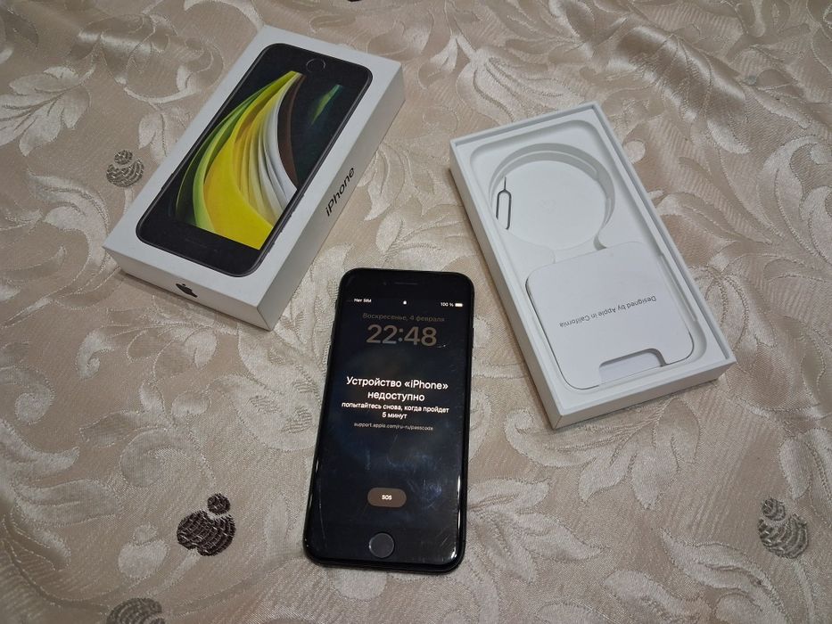 iPhone SE 2020 black 128Gb, задняя крышка разбита.