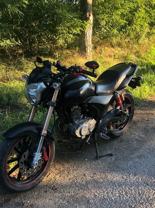Motocicleta de 125cc de 16 ani