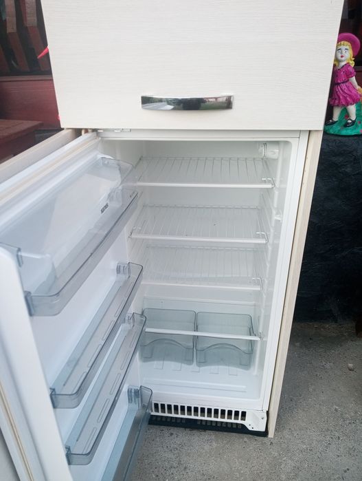 Vând frigider, congelator plus spațiu de depozitare