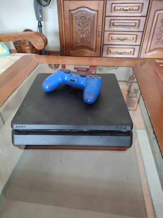 Playstation 4 slim 500GB с 1 контролер и 2 игри