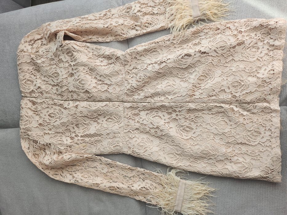 Рокля с дълъг ръкавв и пера по тях, на марката Coccoon.