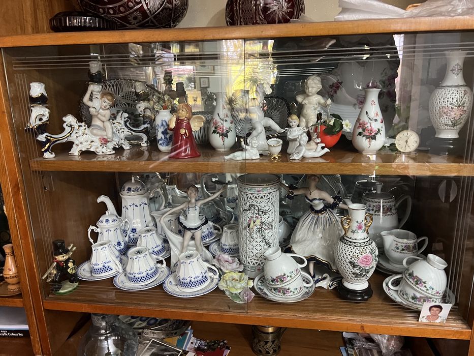 Bibelouri si mobila veche