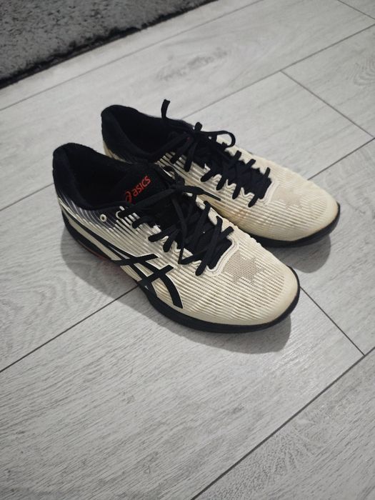 Vând papuci Asics