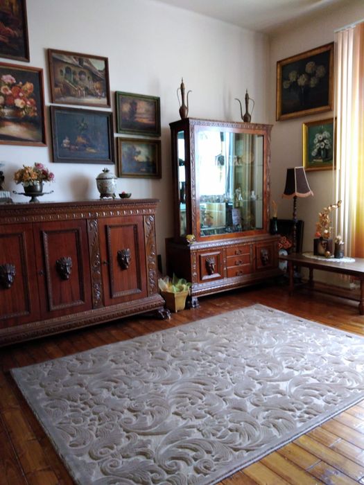 Set Mobila sculptată  MANUAL  în Paltin de India pe furnir de nuc.