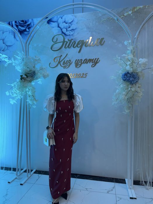 платье нарядное.