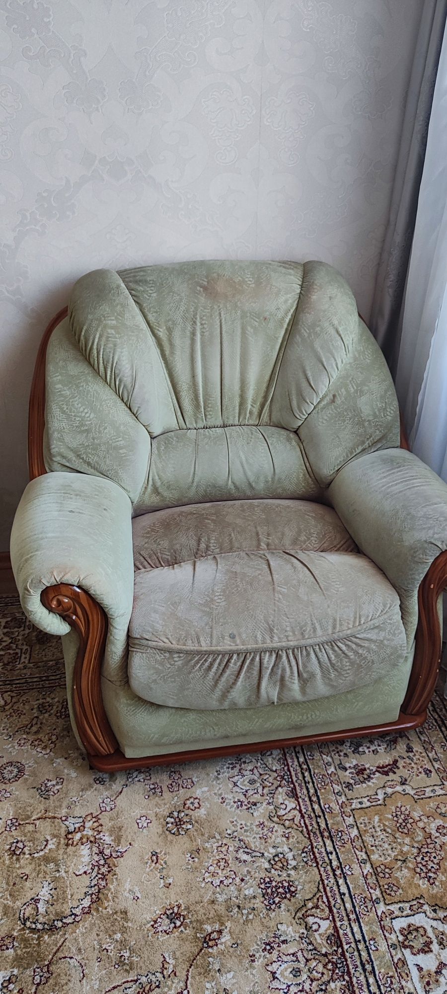 Продам диван с креслами