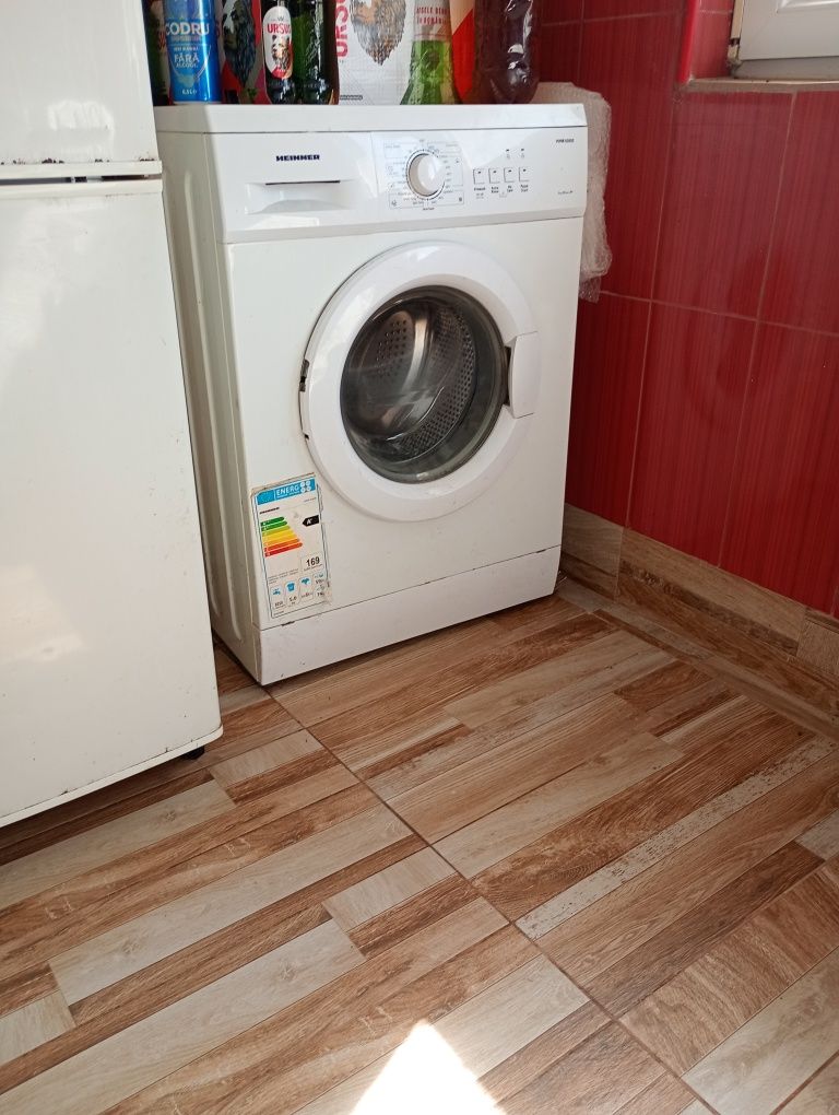 Mașină de spălat rufe și frigider