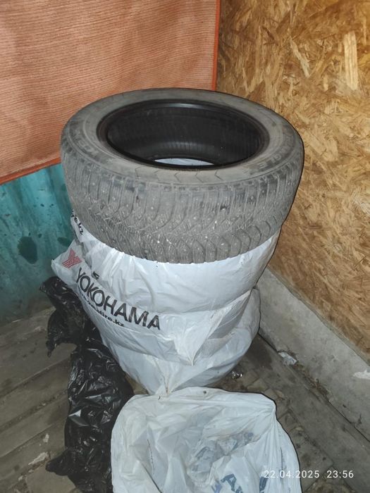 Зимние шины шипованные  R16/55/215 В хорошем состоянии