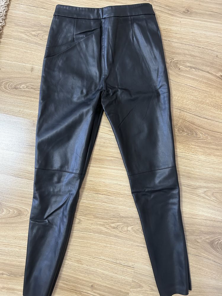 Pantaloni imitatie piele Zara