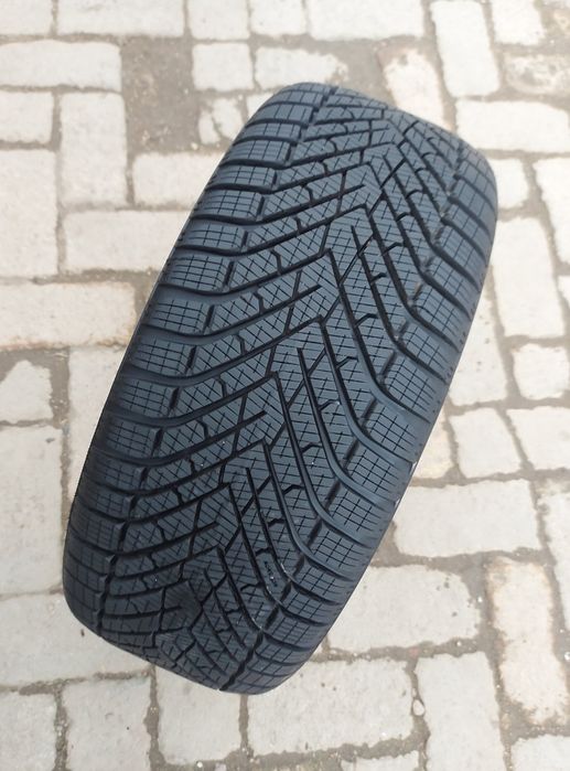 O bucată 215/40 R18 M+S iarnă - una Pirelli