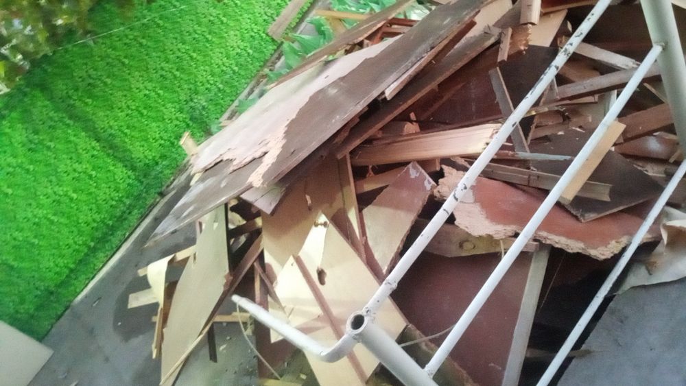 Eski taxta eshiklar bor remontdan chiqqan 1 zil chiqadi