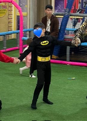 Продам новогодний костюм Бетмена, так же есть маска Бэтмэн.